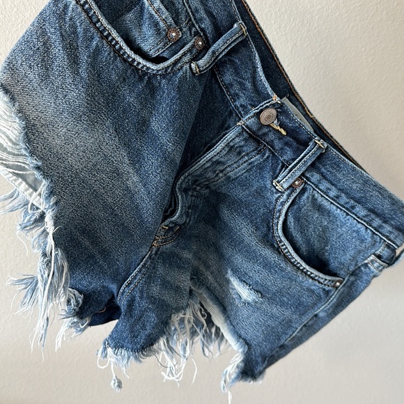 We The Free High Waisted Distressed Jean Shorts Size 27 - Picture 14 of 15